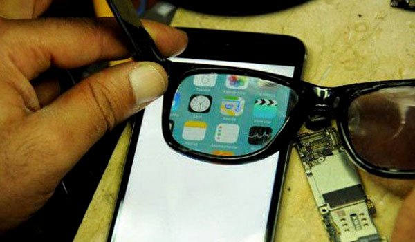 Glasses conceal phone screen from others (video)