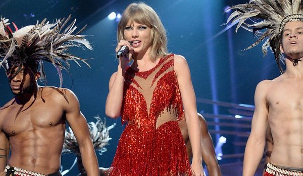 Taylor Swift suing DJ for groping her bottom