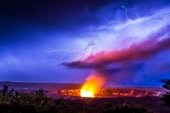 Fire over fire : Photographer captures lightning over Hawaiian crater