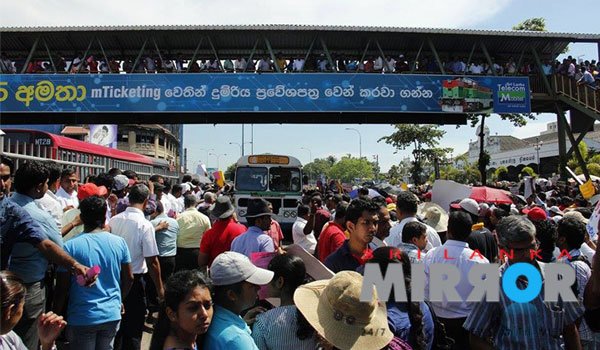 Heavy traffic in Fort as Banking sector protests (Pics)