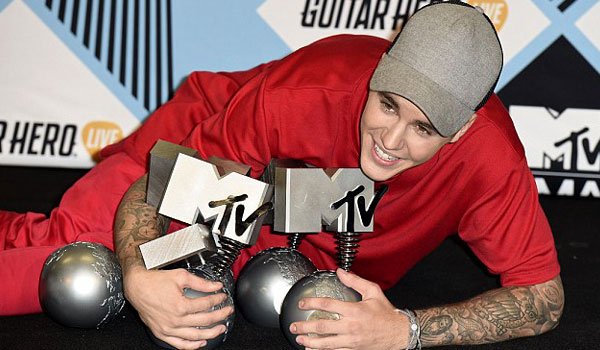Bieber rules MTV EMAs in Milan