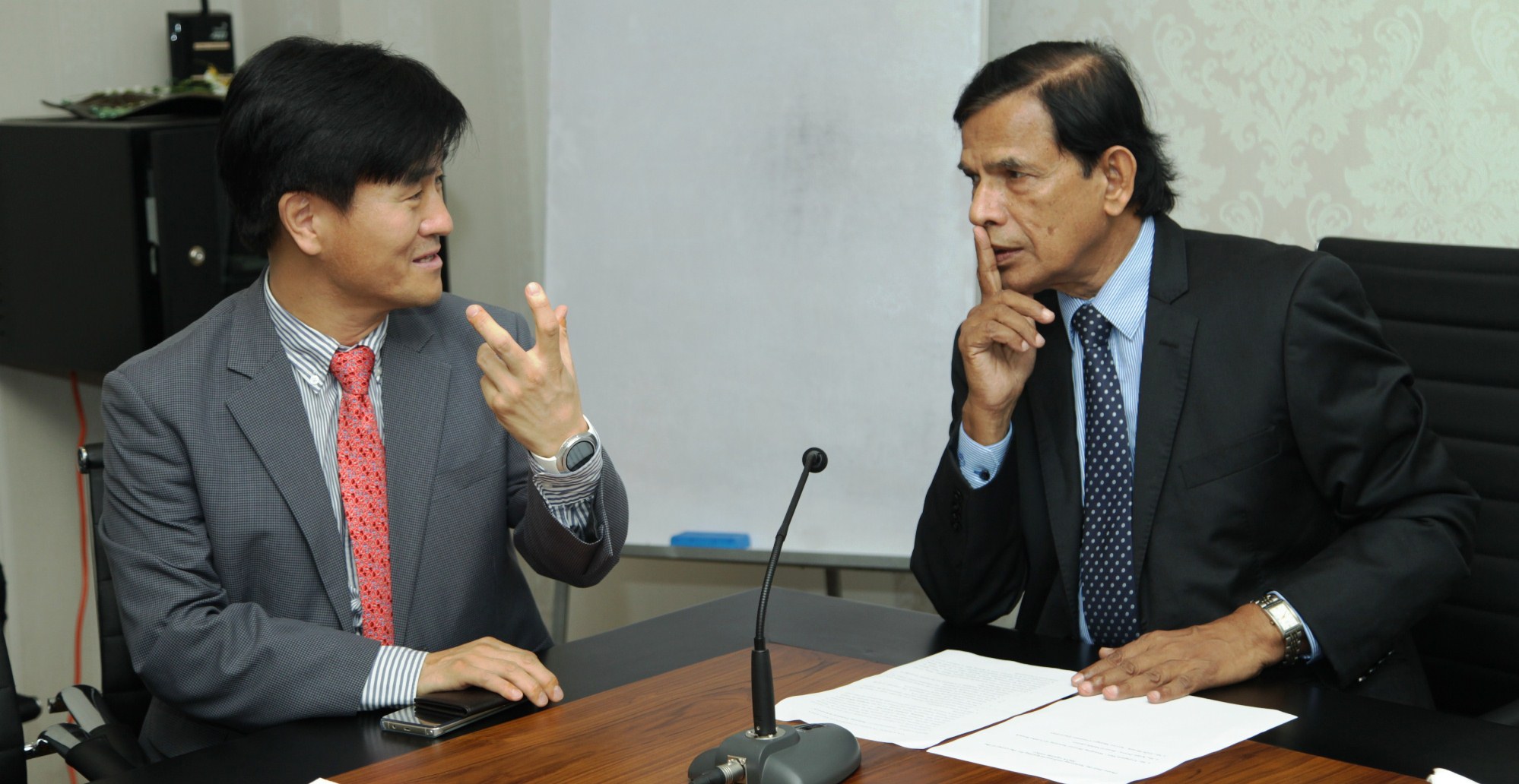 Mr. Youngmin Shin Managing Director of Samsung Sri Lanka and Dr. Lionel Pinto Chairman CEO of the Vocational Training Authority 2
