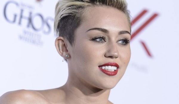 Miley Cyrus planning naked concert