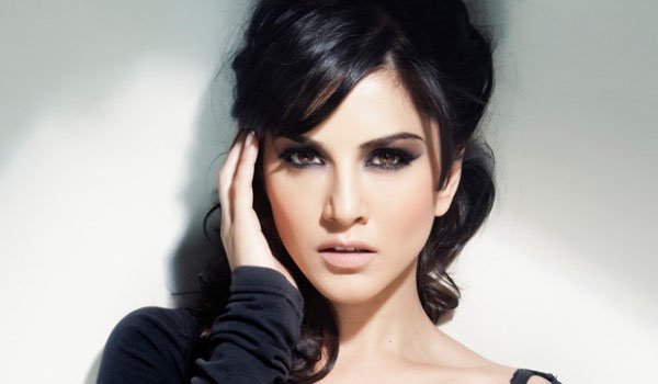 Why Sunny Leone slapped a journalist ?