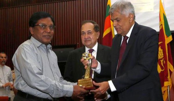 ‘Escaping the grip of big business a challenge for media’