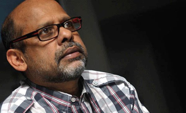 Gamini Viyangoda returns award