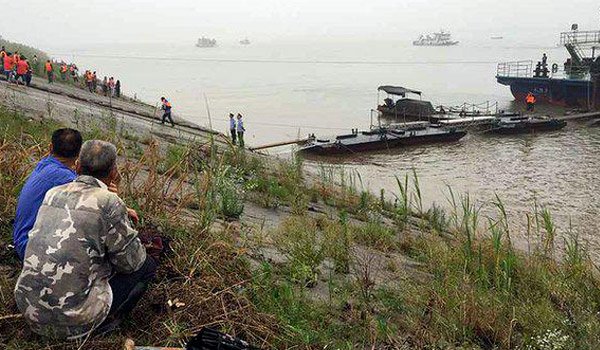 Hundreds missing as China ship sinks