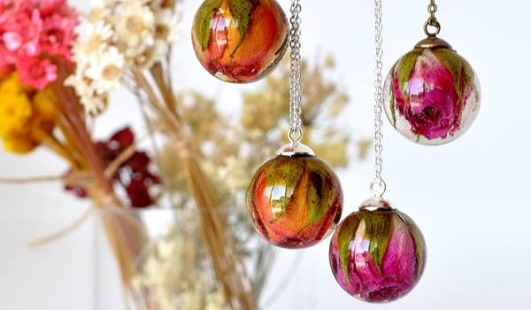 Enchanting pendants preserve flowers