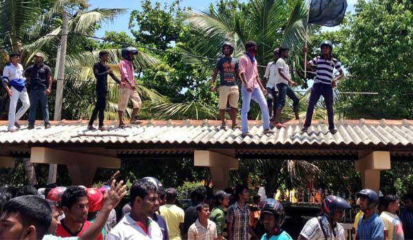 Jaffna court stoned