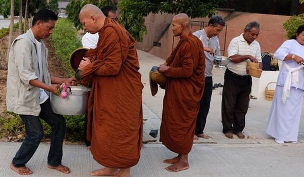 Thailand&#039;s overweight monks are put on a diet