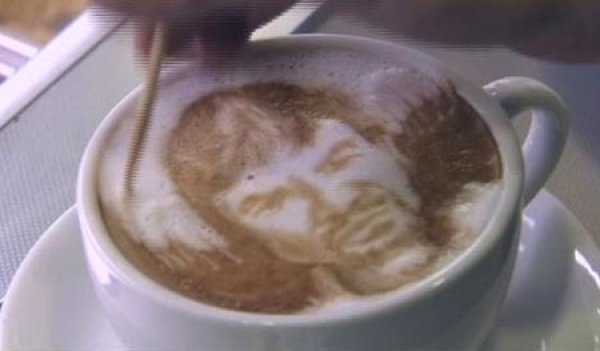 Frothy art wows customers at Philippines cafe