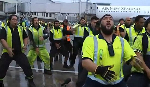 Airport staff welcomes All Blacks with Haka (video)