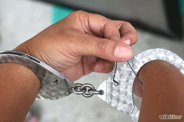 Prostitution suspect escapes while police go for dinner