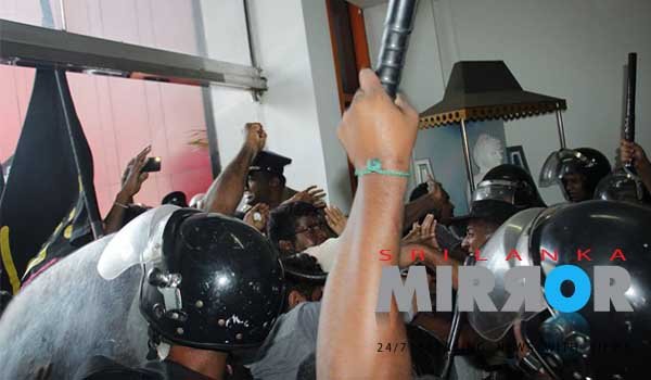 FSP protesters barge into Immigration Dept.(update)