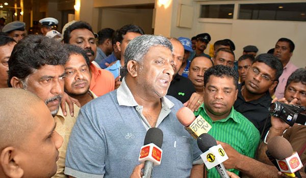 Prasanna comes down to SL join pro-MR rally