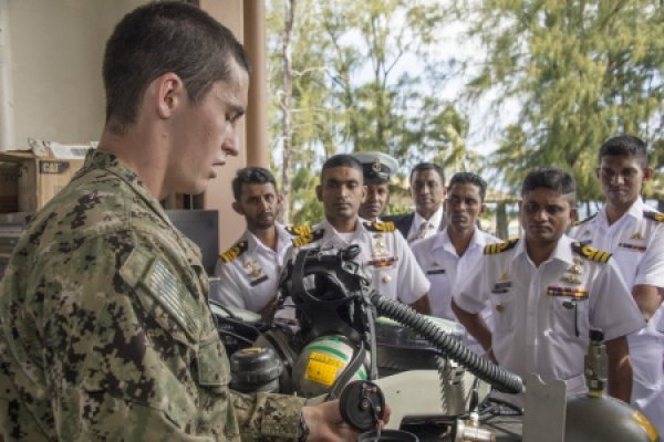 SL Navy divers training with US navy in Guam