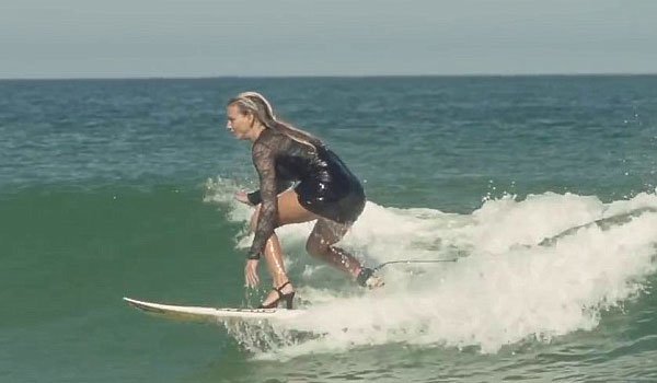 Maud Le Car surfs in heels and dress (video)