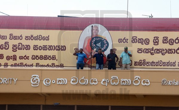 Port unionists start Satyagraha