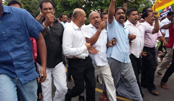 Attempt to surround parliament (Photos)