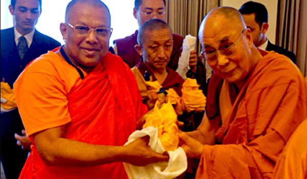 Dalai Lama of Tibet meets Sri Lankan monks for dialogue