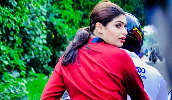 Hirunika goes no-helmet mode (Pics)