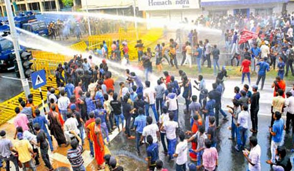 Kelaniya undergrads&#039; protest dispersed