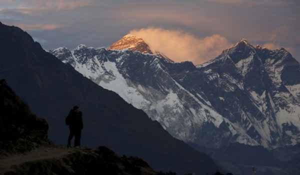 30 climbers sick on Everest after 2 deaths