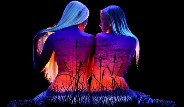 Stunning body-paintings that glow in dark
