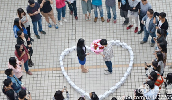 Man proposes with heart made of 99 iPhone 6s