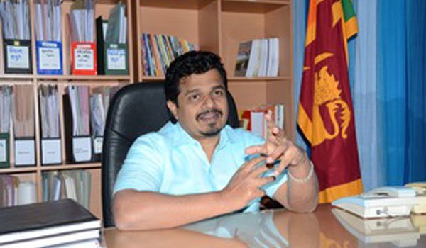 Weerakumara&#039;s posters nabbed in cab
