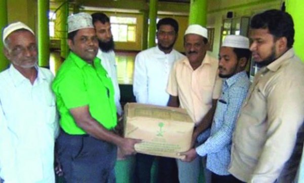 RAMADAN GESTURE: Saudi dates are being received by the mosque authorities in Sri Lanka.