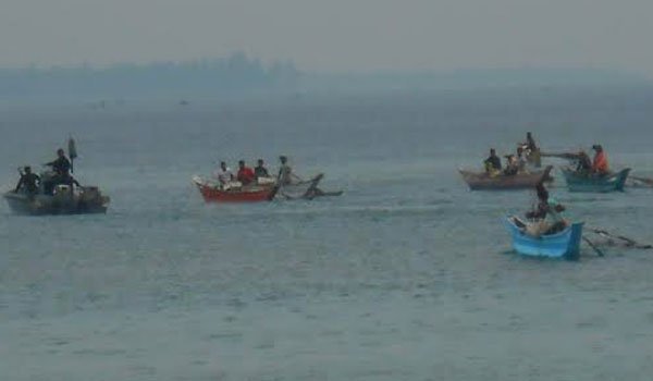 Navy shoos away fishermen ahead of President&#039;s visit