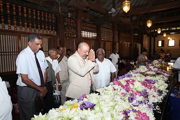 U.S. ambassador visits Temple of the Tooth, pays respects to chief prelates