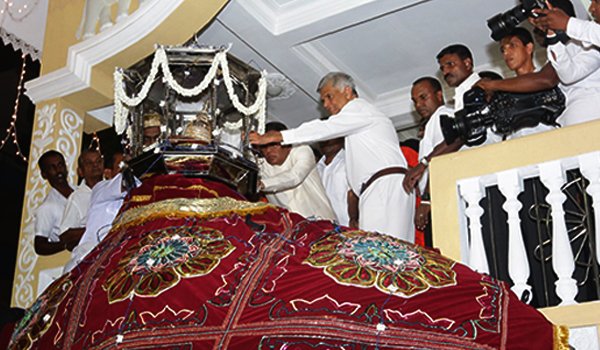 President, PM join for Perahera rites (Pics)
