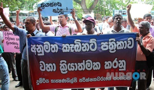 Railway technicians protest