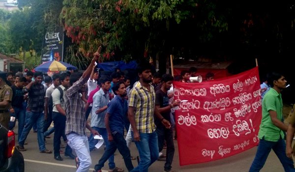 J&#039;pura undergrads march against police assault