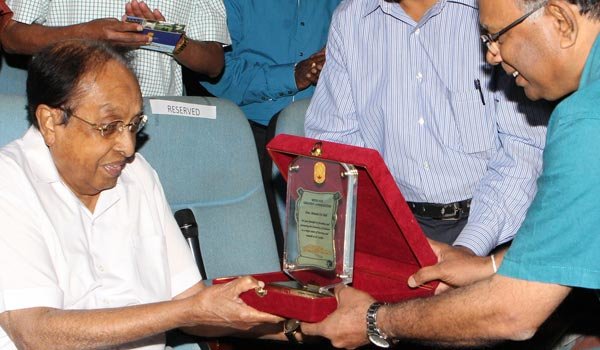 Ruhuna University Alumni pay tribute to Ronnie De Mel