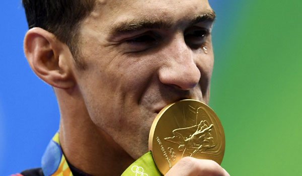 Phelps wins gold despite wardrobe malfunction