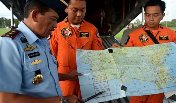 AirAsia QZ8504: &#039;Debris&#039; seen by Indonesia search teams