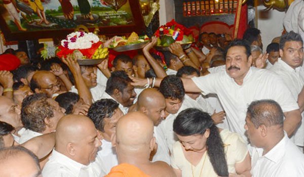 MR at Katharagama with Yahapalana ministers!