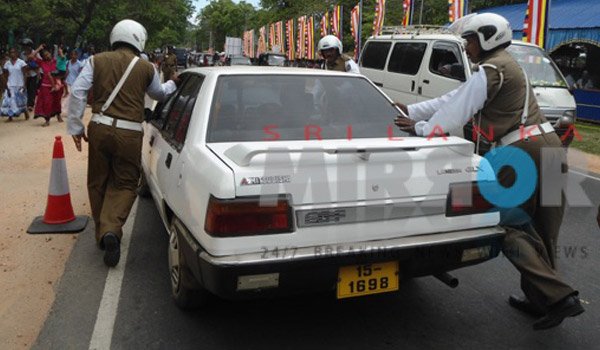Police help to push start vehicles