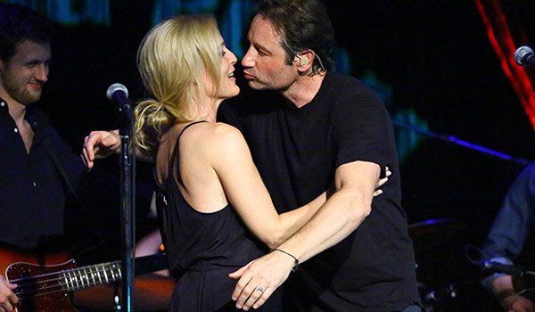Mulder - Scully kiss during surprise performance