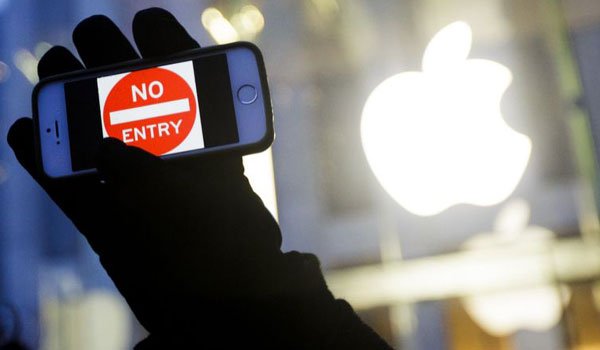 Apple asks court to reverse FBI iPhone order