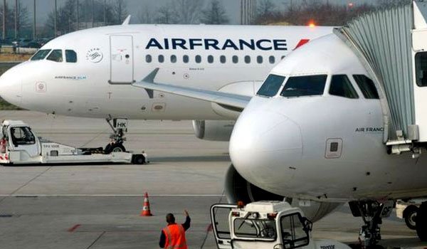 Woman smuggle child in hand luggage